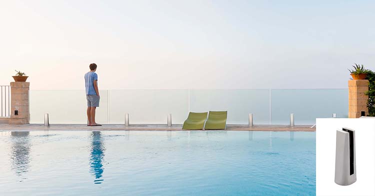 Solución para barandillas de vidrio en zonas de piscina