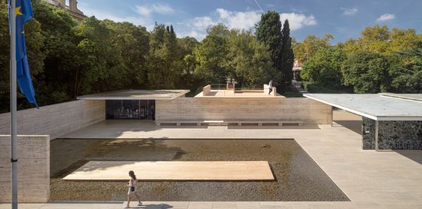 La instalación “Mass is More” lleva la innovación de la construcción en madera industrializada al Pabellón Mies van der Rohe de Barcelona