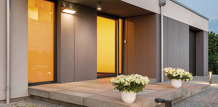 Puerta de aluminio que proporciona transmitancia térmica y aislamiento