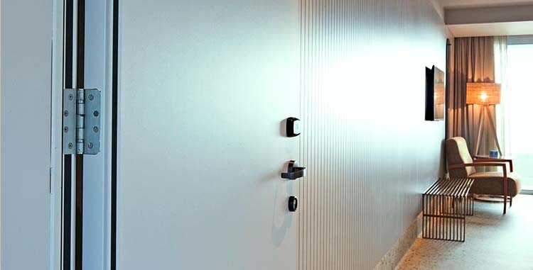 Puertas y accesorios para crear ambientes armoniosos