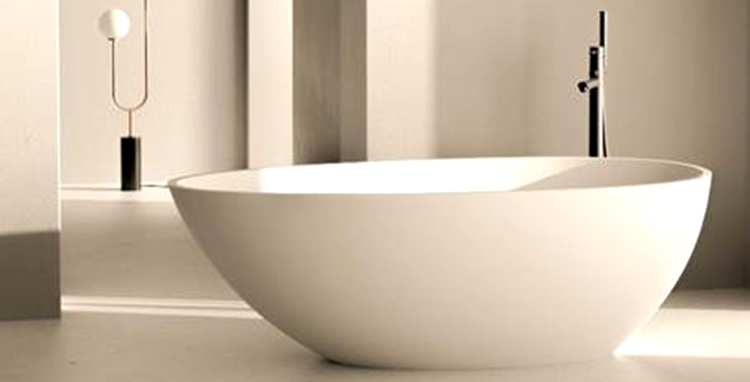 Bañera exenta de estilo minimalista