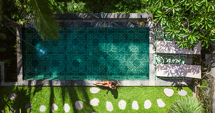 Piscinas con efecto 3D y motivos geométricos