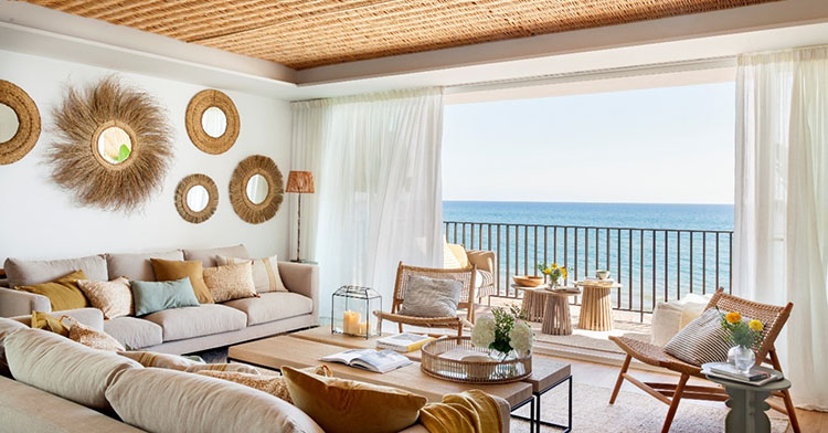 Vivienda en el Mediterráneo para una familia numerosa, por Strada Interiors y Maison Perron