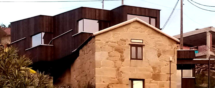 Bretema rehabilita y amplía una vivienda unifamiliar proyectada por el arquitecto Rodrigo Currás en la península del Morrazo