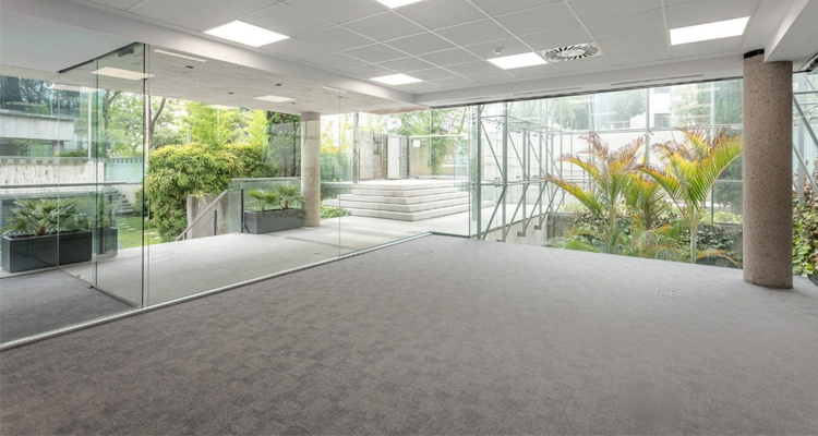 2tec2 instala 1.700 m² de pavimento Hybrid en una universidad proyectada por Axis Arquitectura