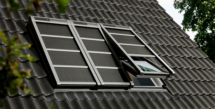 Ventana triple con accionamiento a través de energía solar