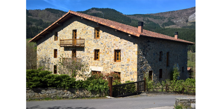 Eliminación de humedad por capilaridad en un caserío de Aramayona, Álava