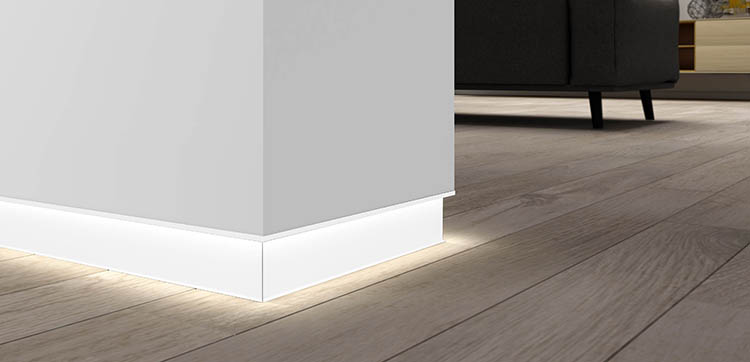Perfil fabricado en aluminio para colocación como rodapié