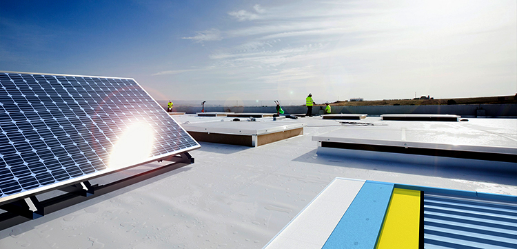 Aifim destaca la importancia de una correcta fijación de los sistemas fotovoltaicos para no comprometer la impermeabilización de la cubierta