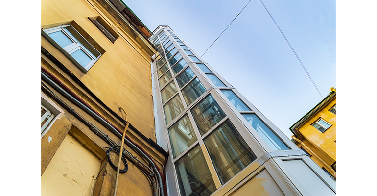 Ascensores en edificios antiguos: 4 soluciones para comunidades de propietarios