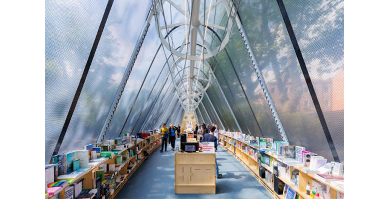 La Bienal de Venecia integra una cubierta de Tenseo Xtrem STFE 50 en la instalación La Librería