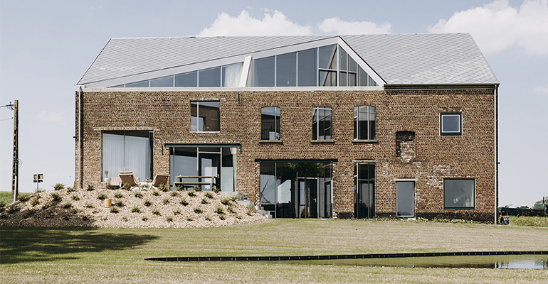 Casa Lyco: reconversión sostenible de un granero en vivienda contemporánea por OYO Architects