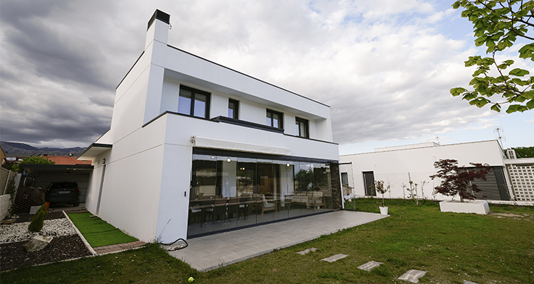 Viviendas autosuficientes con baterías integradas en muros de hormigón: una solución energética industrializada