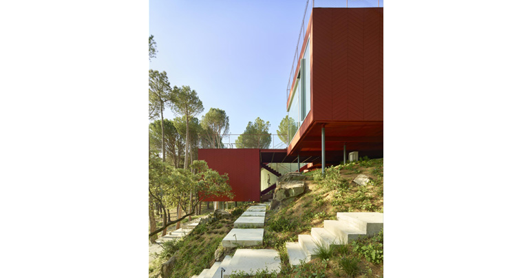 Casa en rojo_02 escaleras exterior