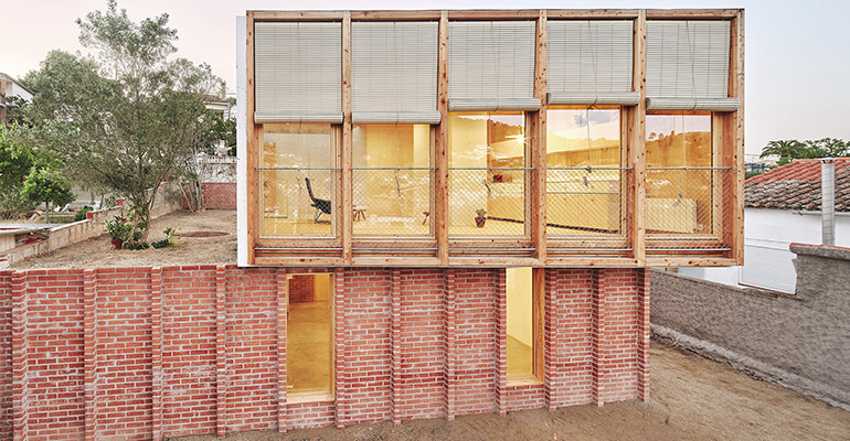 “Casa sobre un zócalo de ladrillo”, de Ágora Arquitectura, gana los APE Grupo Architecture Awards 2024