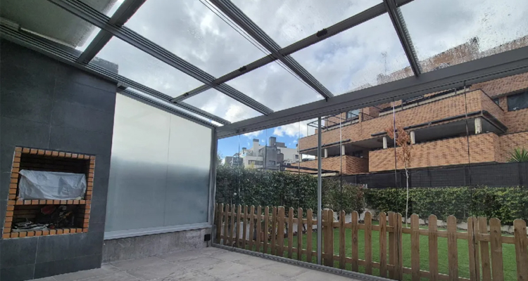 Cerramientos de techo en Madrid: cuando la cubierta marca la diferencia en una terraza