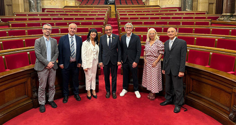 Coneqtia presenta en el Parlament la edición en catalán del libro sobre sus 100 años de historia