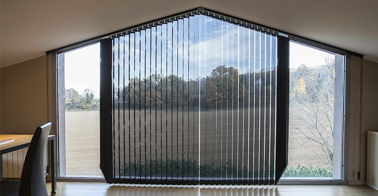 Cortinas verticales para optimizar la luz natural en proyectos contract