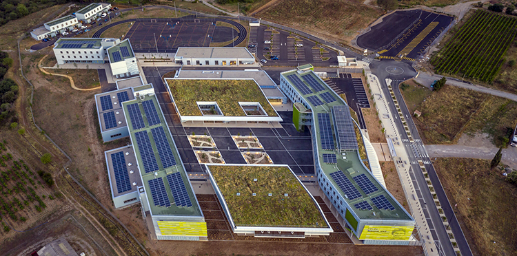 Instalar placas solares sobre una cubierta verde