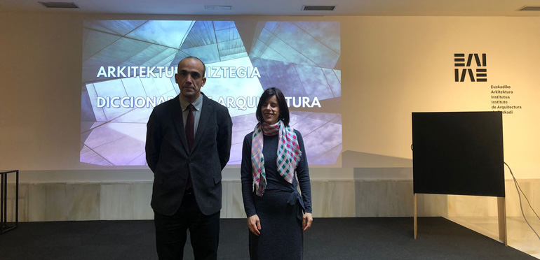 El director de Vivienda, Suelo y Arquitectura del Gobierno Vasco, Pablo García Astrain, y la terminóloga de UZEI Begoña Arrate