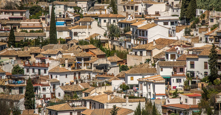 El parque inmobiliario español envejece: casi uno de cada cuatro pisos en venta supera los 50 años