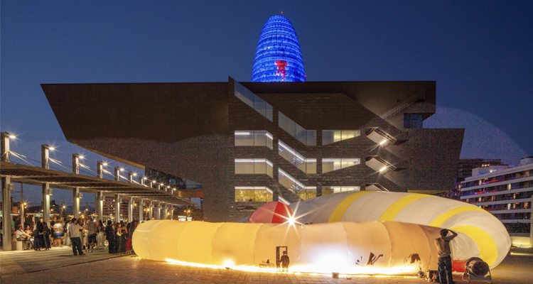 Más de 200 estudiantes de Arquitectura construyen una instalación inflable de seis metros en Barcelona
