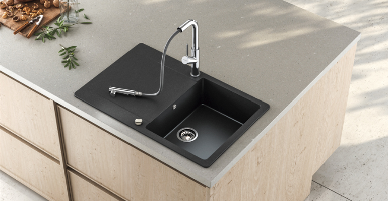 Línea de grifería de cocina con nuevos modelos extraíbles