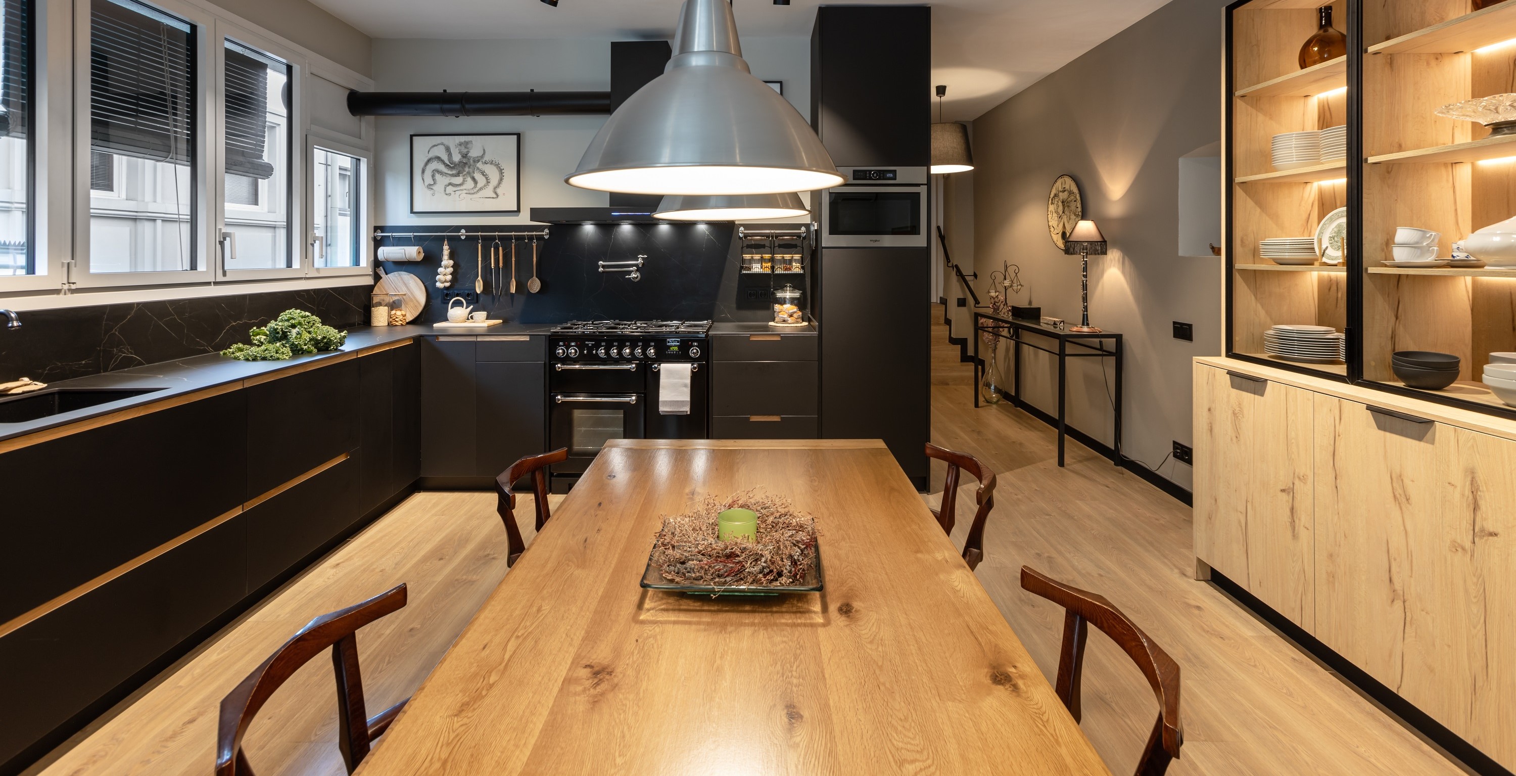 Una cocina integrada con las áreas sociales de la vivienda que combina lujo y calidez