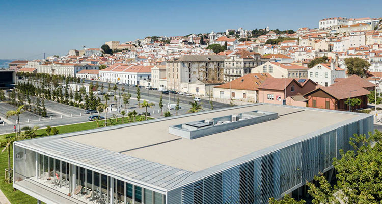 Paneles sándwich que aportan resistencia y eficiencia energética para cubiertas planas 