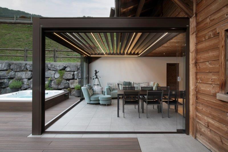 Toldo de pérgola bioclimática en un chalet suizo