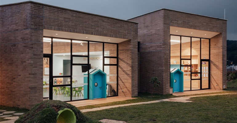 Lamp firma el diseño lumínico del Preescolar Sagrado Corazón Montemayor en Colombia