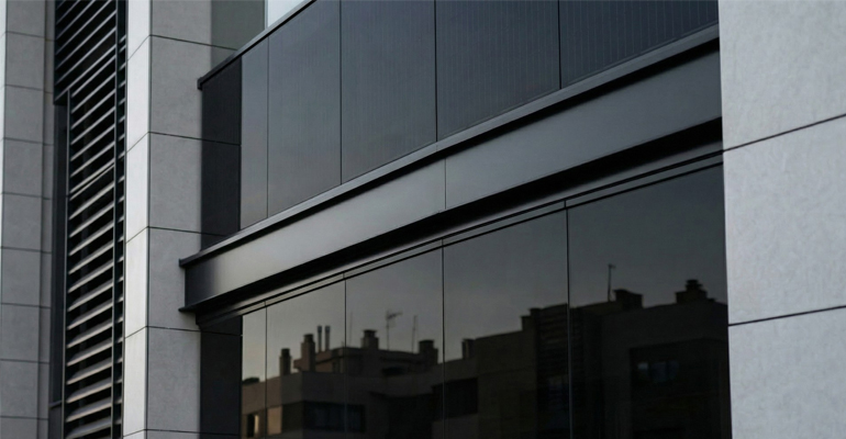 Barandillas fotovoltaicas en Rebuild para generar energía en fachada