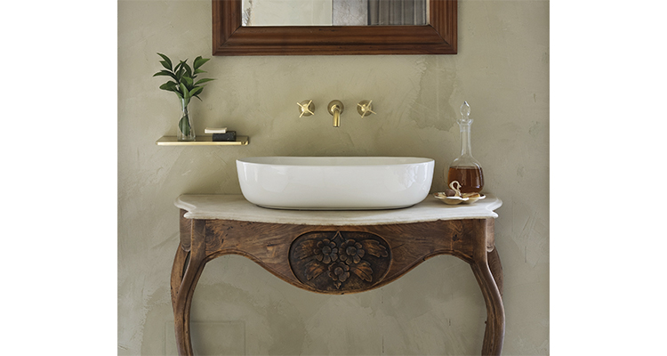 El acabado oro cepillado gana protagonismo en el diseño de baños contemporáneos
