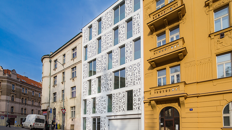 Hi-Macs, integrada en la fachada Bieblova en Praga
