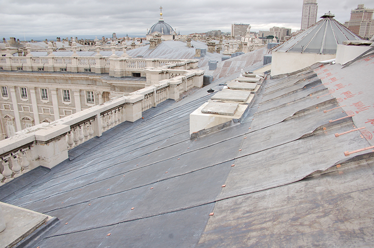 Se renuevan las planchas de plomo de la cubierta del Palacio Real para solucionar procesos patológicos