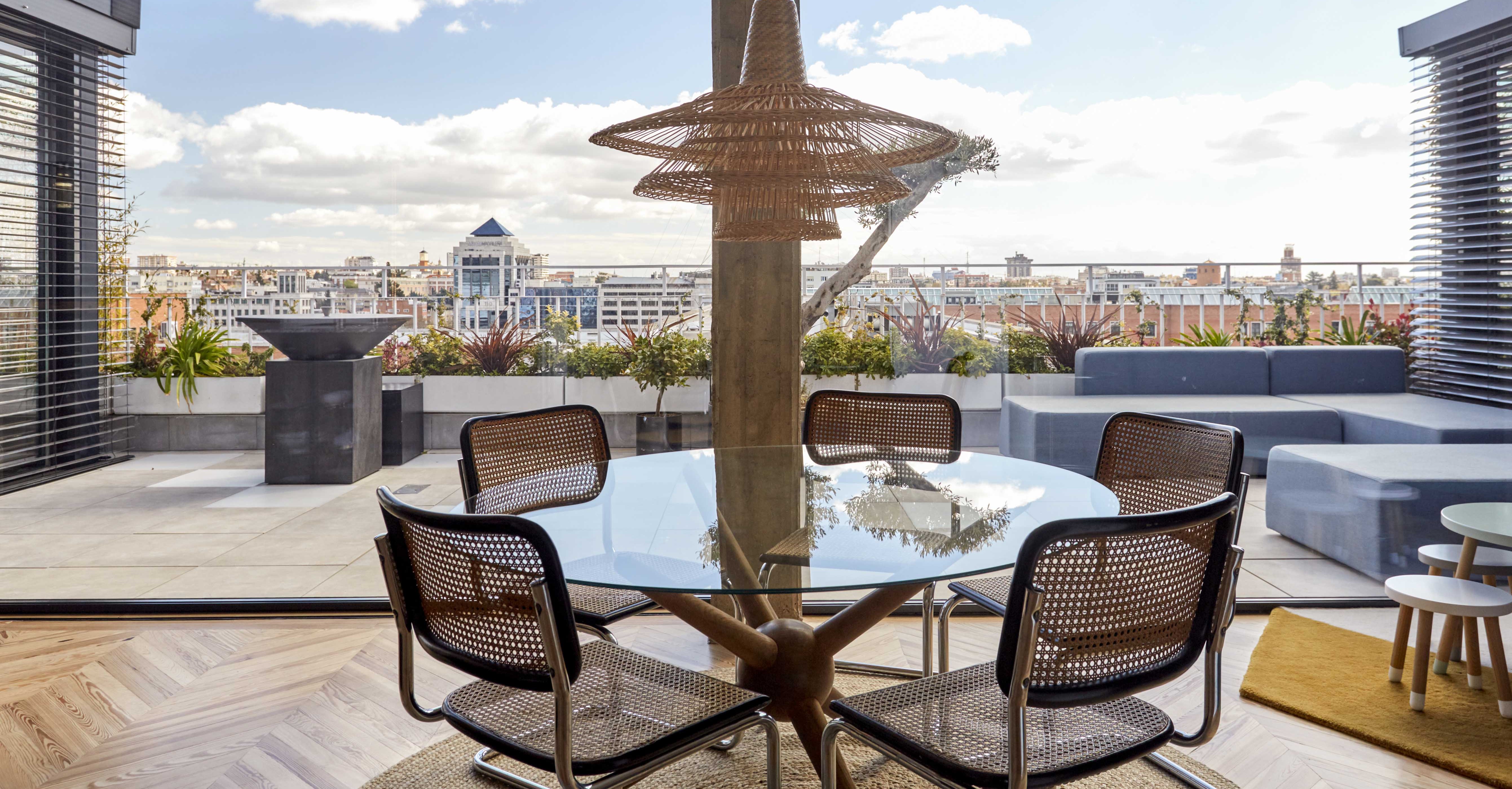 Estudio Arquesta diseña un ático que se abre al cielo de Madrid 