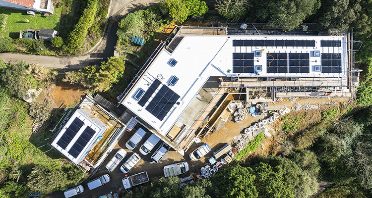 Renolit Alkorplan mejora la eficiencia energética de una vivienda integrada en el paisaje de Guernsey
