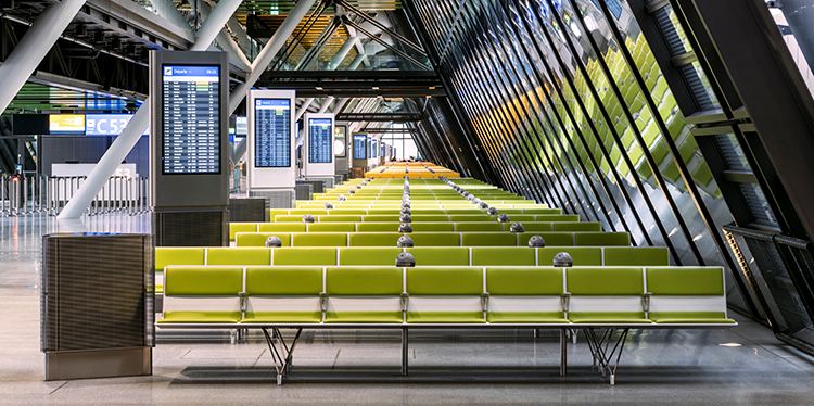El aeropuerto de Ginebra incorpora los bancos tapizados con los tejidos  Stamskin  Top y Stamskin  Zen de Serge Ferrari