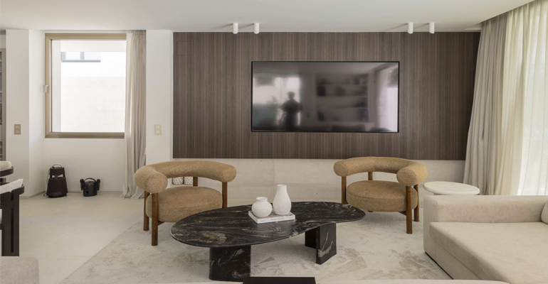 Simon 270 se integra en vivienda contemporánea en Madrid con Blanes Urigoitia