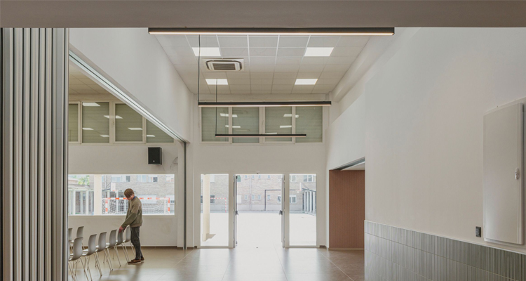 Iluminación y conectividad integradas ganan protagonismo en el diseño de oficinas flexibles