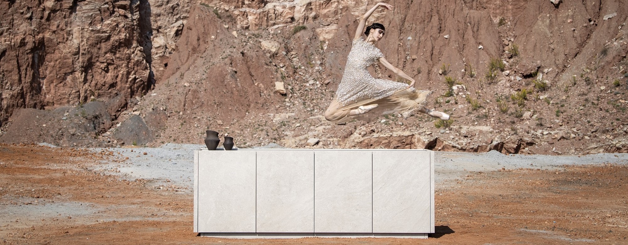Un diseño monolítico de la cocina exterior que representa el paradigma del minimalismo