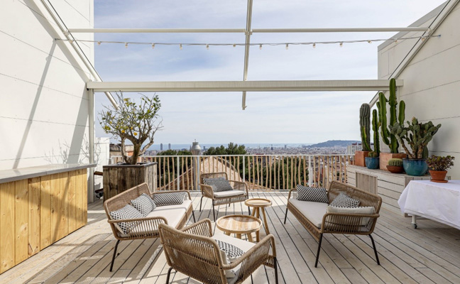 Terraza de vivienda ubicada en el barrio de Horta, en Barcelona, con vistas sobre toda la ciudad