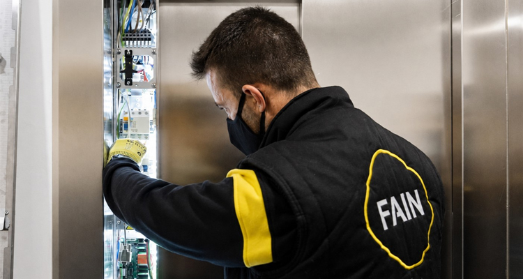 Los terremotos en Granada provocan más de 300 avisos por incidencias en ascensores