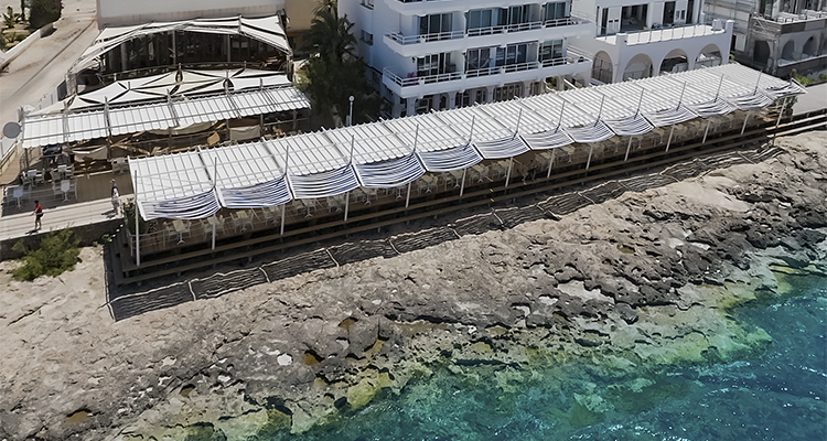 Instalación de toldos Aneas de Saxun en Café del Mar Ibiza: funcionalidad y durabilidad frente al mar