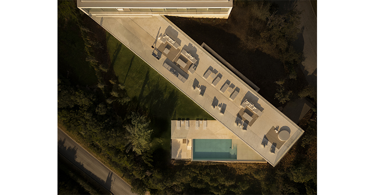 Villa 95 integra arquitectura y paisaje en una parcela irregular de Sotogrande