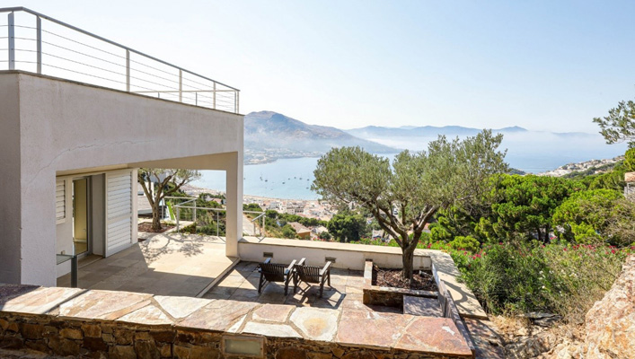 Vista panorámica de vivienda en la Costa Brava (Port de la Selva) con vistas sobre el Mediterráneo