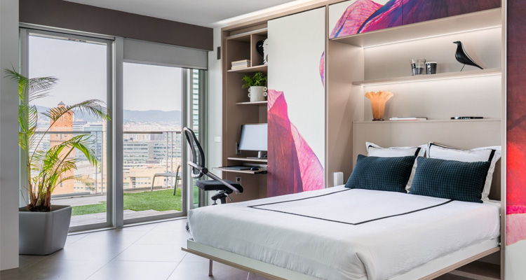 Una vivienda flexible en Diagonal Mar transforma su distribución mediante paneles móviles