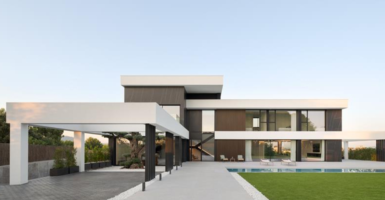 Vivienda unifamiliar en Sabadell: continuidad arquitectónica y confort sostenible
