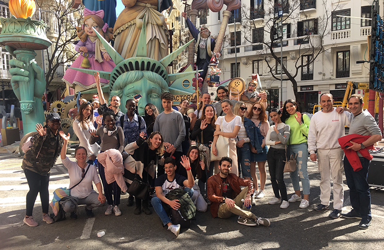 Estudiantes del CEU de veinte nacionalidades distintas aprenden arquitectura en el montaje de la falla Almirante Cadarso-Conde Altea