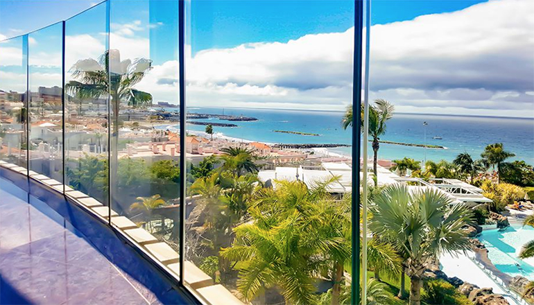 Comenza instala sus barandillas en un hotel de Tenerife